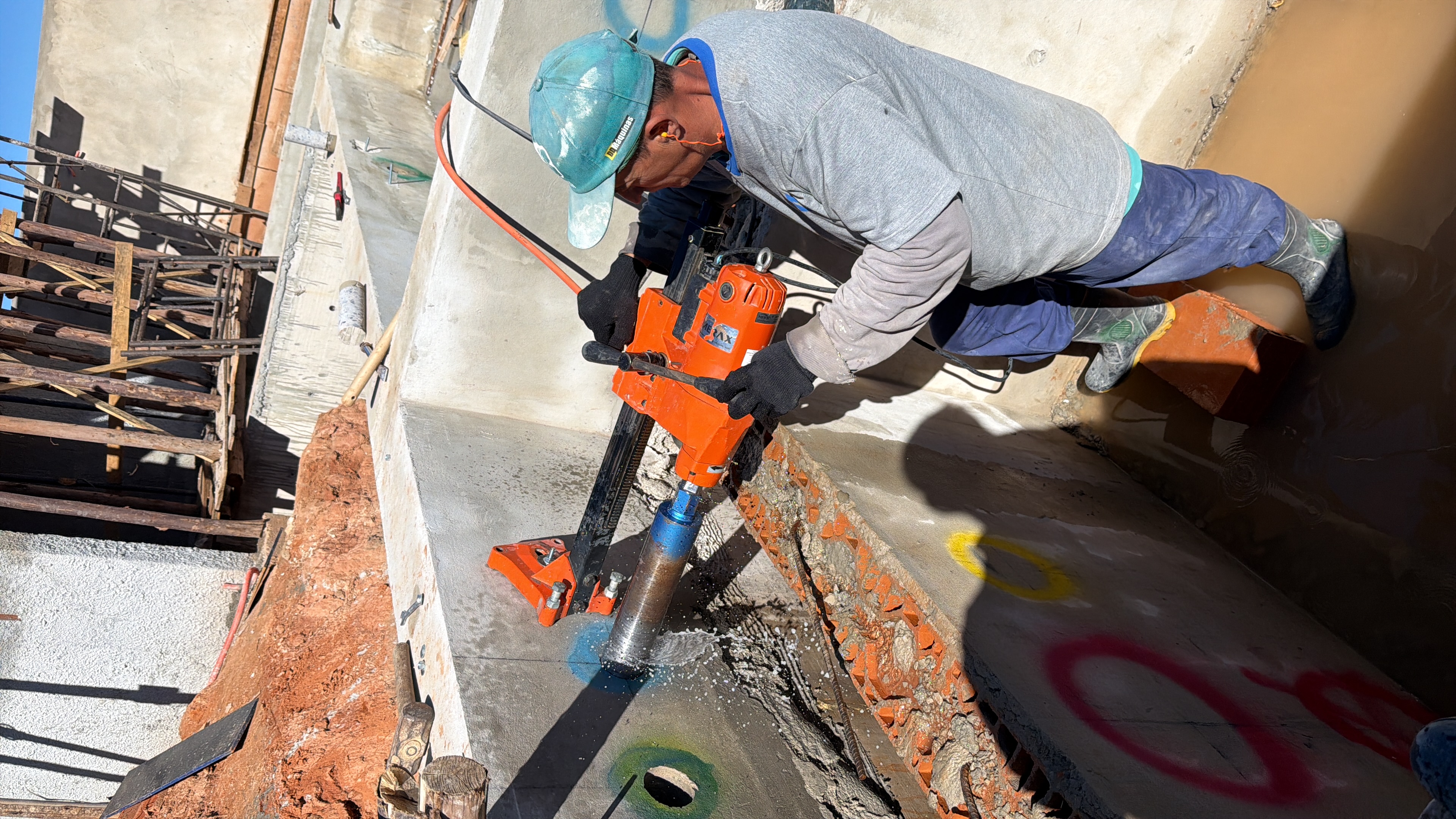 Perfuração técnica em concreto executada pela Azimute